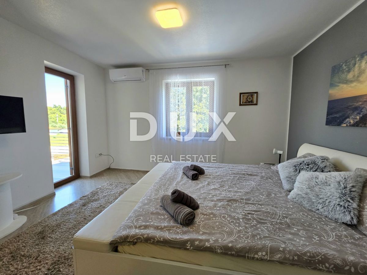 ISTRIA, VOLME - Casa bifamiliare con 4 camere da letto, piscina e giardino completamente recintato, a 300 metri dalle spiagge