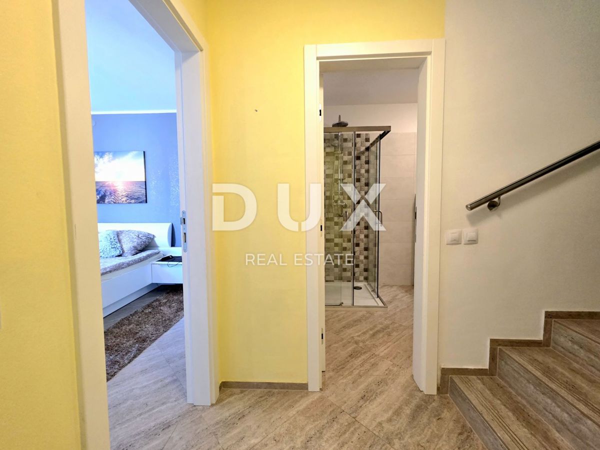 ISTRIA, VOLME - Casa bifamiliare con 4 camere da letto, piscina e giardino completamente recintato, a 300 metri dalle spiagge