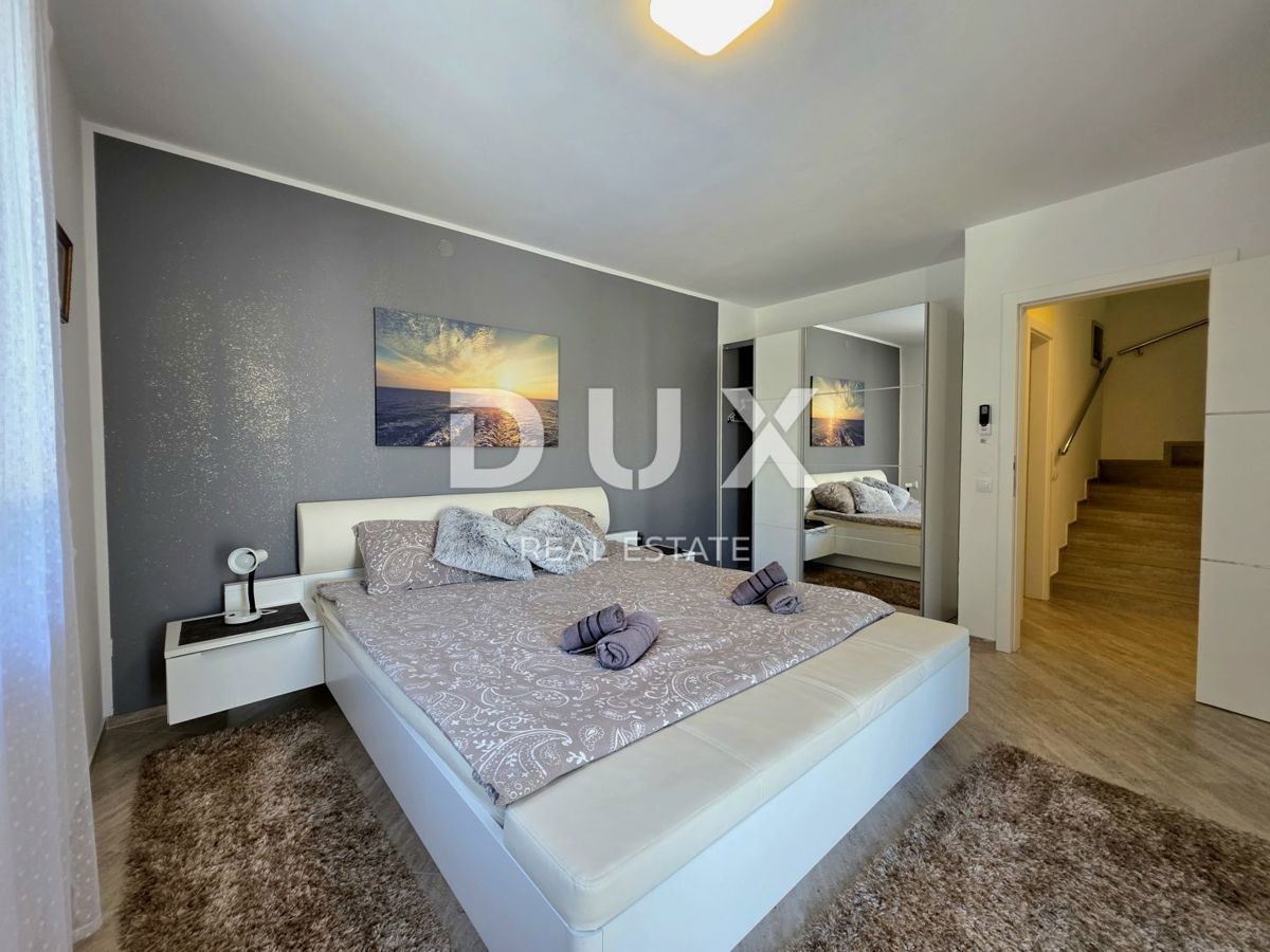 ISTRIA, VOLME - Casa bifamiliare con 4 camere da letto, piscina e giardino completamente recintato, a 300 metri dalle spiagge