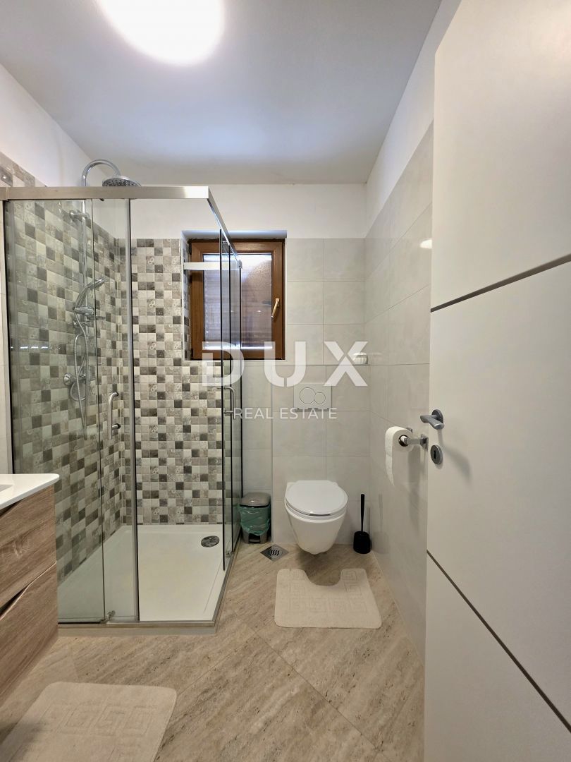 ISTRIA, VOLME - Casa bifamiliare con 4 camere da letto, piscina e giardino completamente recintato, a 300 metri dalle spiagge