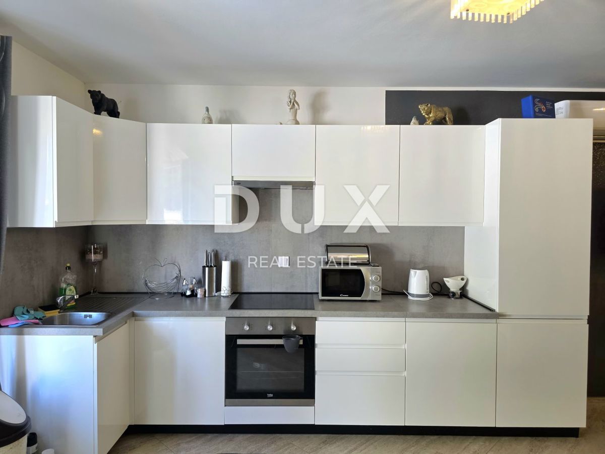 ISTRIA, VOLME - Casa bifamiliare con 4 camere da letto, piscina e giardino completamente recintato, a 300 metri dalle spiagge