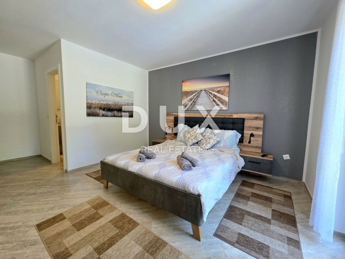 ISTRIA, VOLME - Casa bifamiliare con 4 camere da letto, piscina e giardino completamente recintato, a 300 metri dalle spiagge