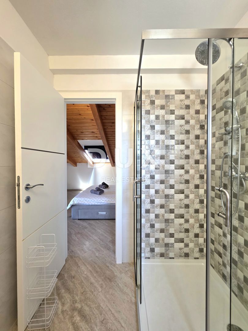 ISTRIA, VOLME - Casa bifamiliare con 4 camere da letto, piscina e giardino completamente recintato, a 300 metri dalle spiagge