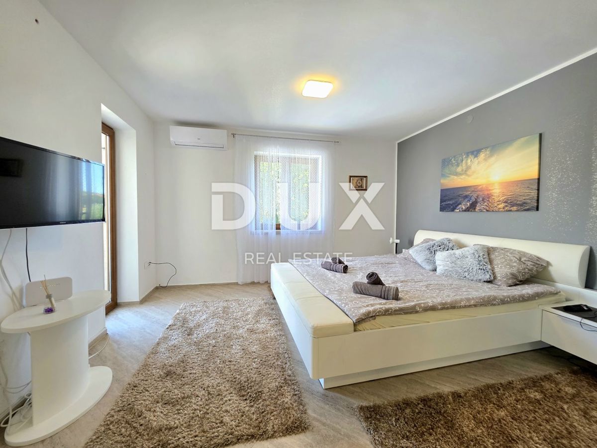 ISTRIA, VOLME - Casa bifamiliare con 4 camere da letto, piscina e giardino completamente recintato, a 300 metri dalle spiagge