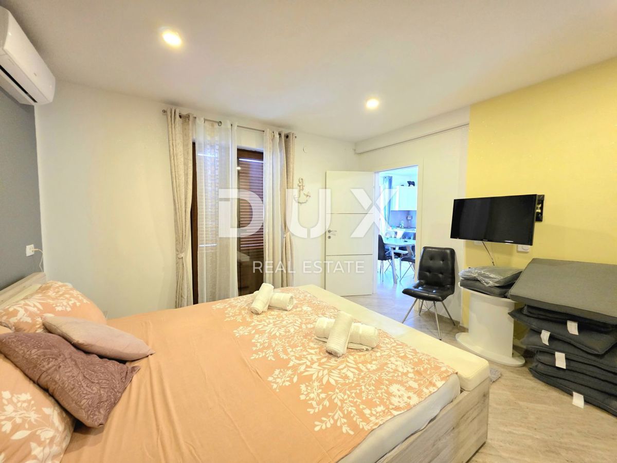 ISTRIA, VOLME - Casa bifamiliare con 4 camere da letto, piscina e giardino completamente recintato, a 300 metri dalle spiagge