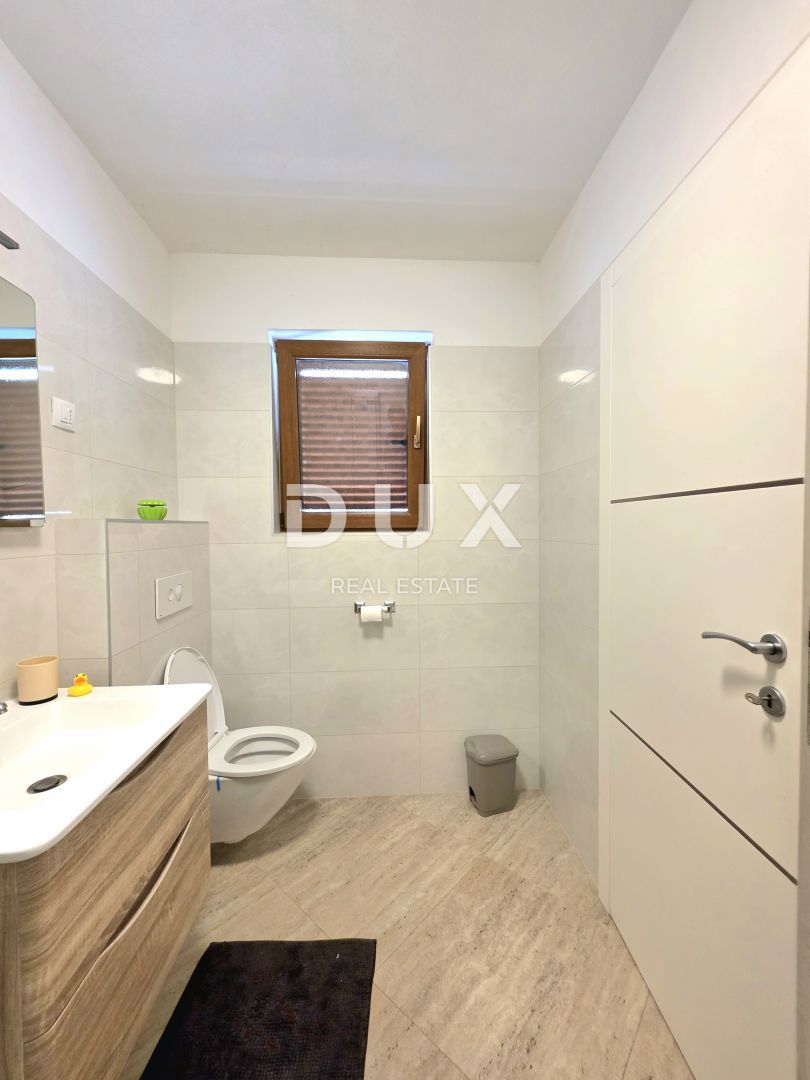 ISTRIA, VOLME - Casa bifamiliare con 4 camere da letto, piscina e giardino completamente recintato, a 300 metri dalle spiagge