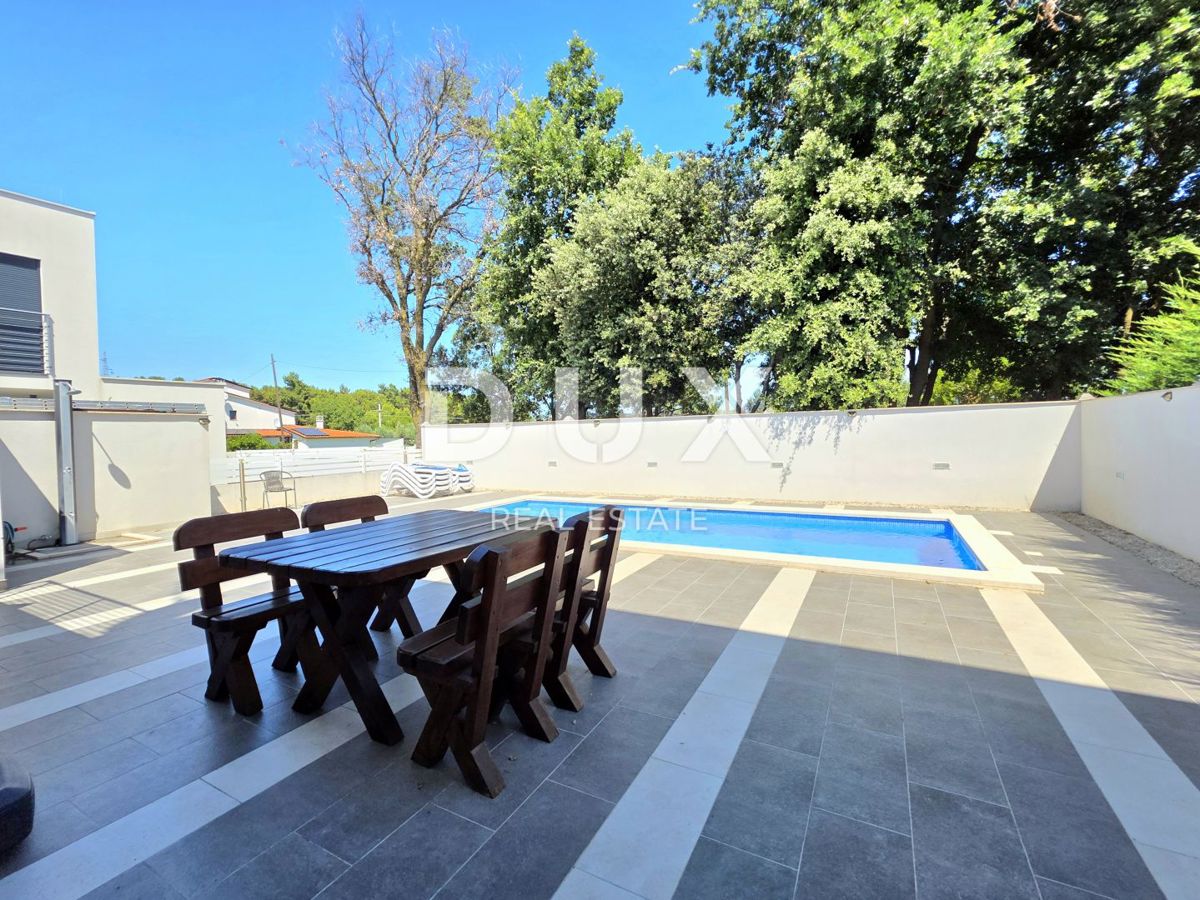 ISTRIA, VOLME - Casa bifamiliare con 4 camere da letto, piscina e giardino completamente recintato, a 300 metri dalle spiagge