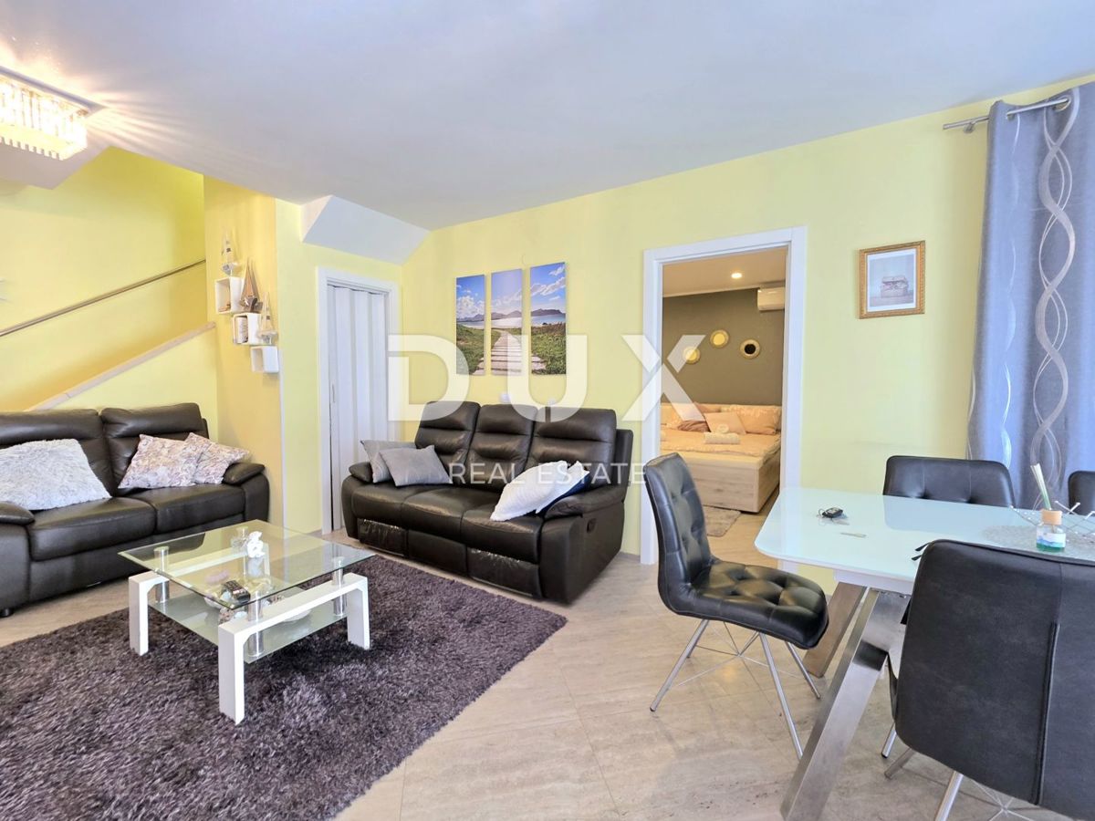ISTRIA, VOLME - Casa bifamiliare con 4 camere da letto, piscina e giardino completamente recintato, a 300 metri dalle spiagge