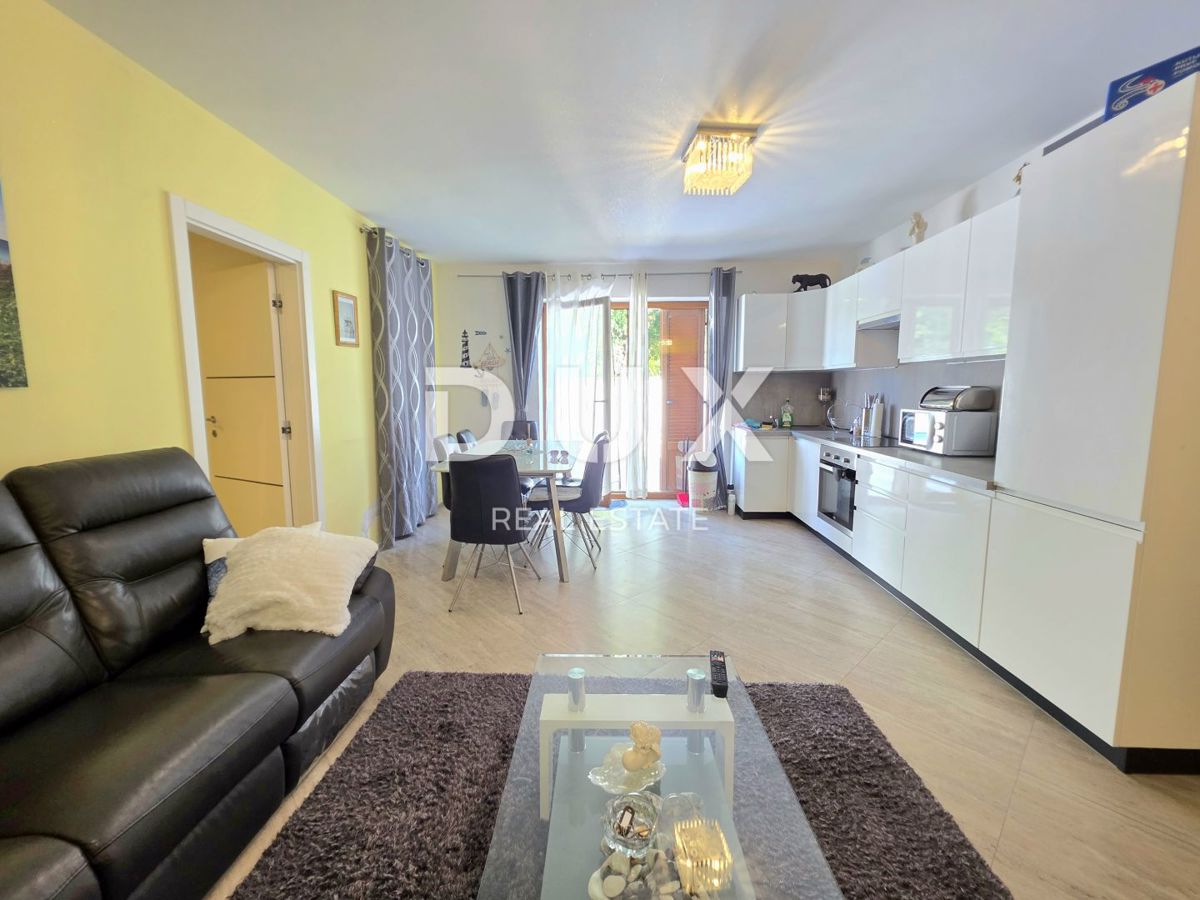 ISTRIA, VOLME - Casa bifamiliare con 4 camere da letto, piscina e giardino completamente recintato, a 300 metri dalle spiagge