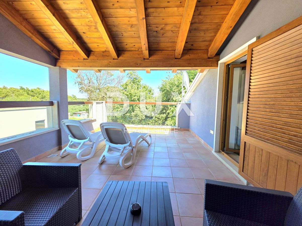ISTRIA, VOLME - Casa bifamiliare con 4 camere da letto, piscina e giardino completamente recintato, a 300 metri dalle spiagge