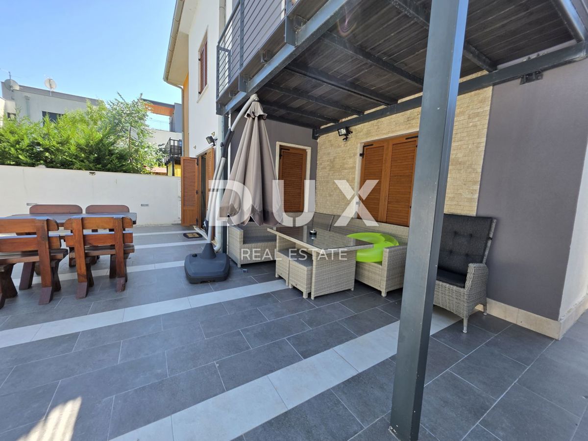 ISTRIA, VOLME - Casa bifamiliare con 4 camere da letto, piscina e giardino completamente recintato, a 300 metri dalle spiagge