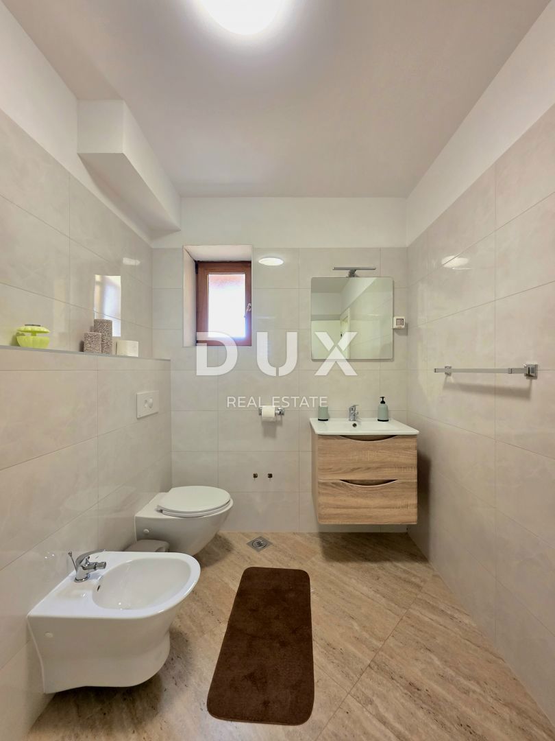 ISTRIA, VOLME - Casa bifamiliare con 4 camere da letto, piscina e giardino completamente recintato, a 300 metri dalle spiagge