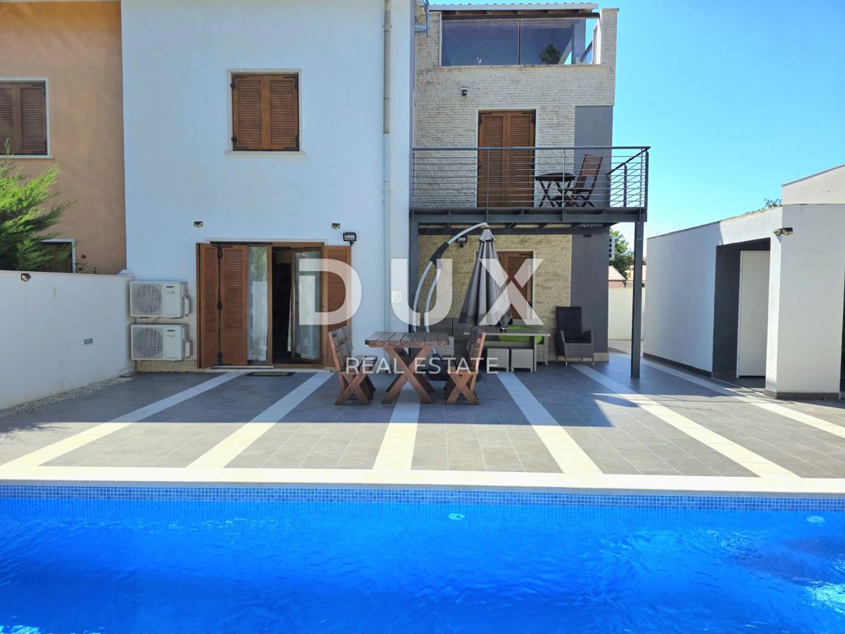 ISTRIA, VOLME - Casa bifamiliare con 4 camere da letto, piscina e giardino completamente recintato, a 300 metri dalle spiagge