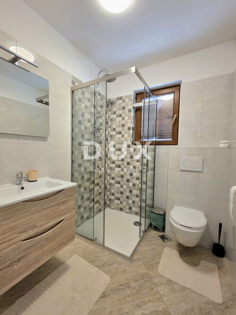 ISTRIA, VOLME - Casa bifamiliare con 4 camere da letto, piscina e giardino completamente recintato, a 300 metri dalle spiagge