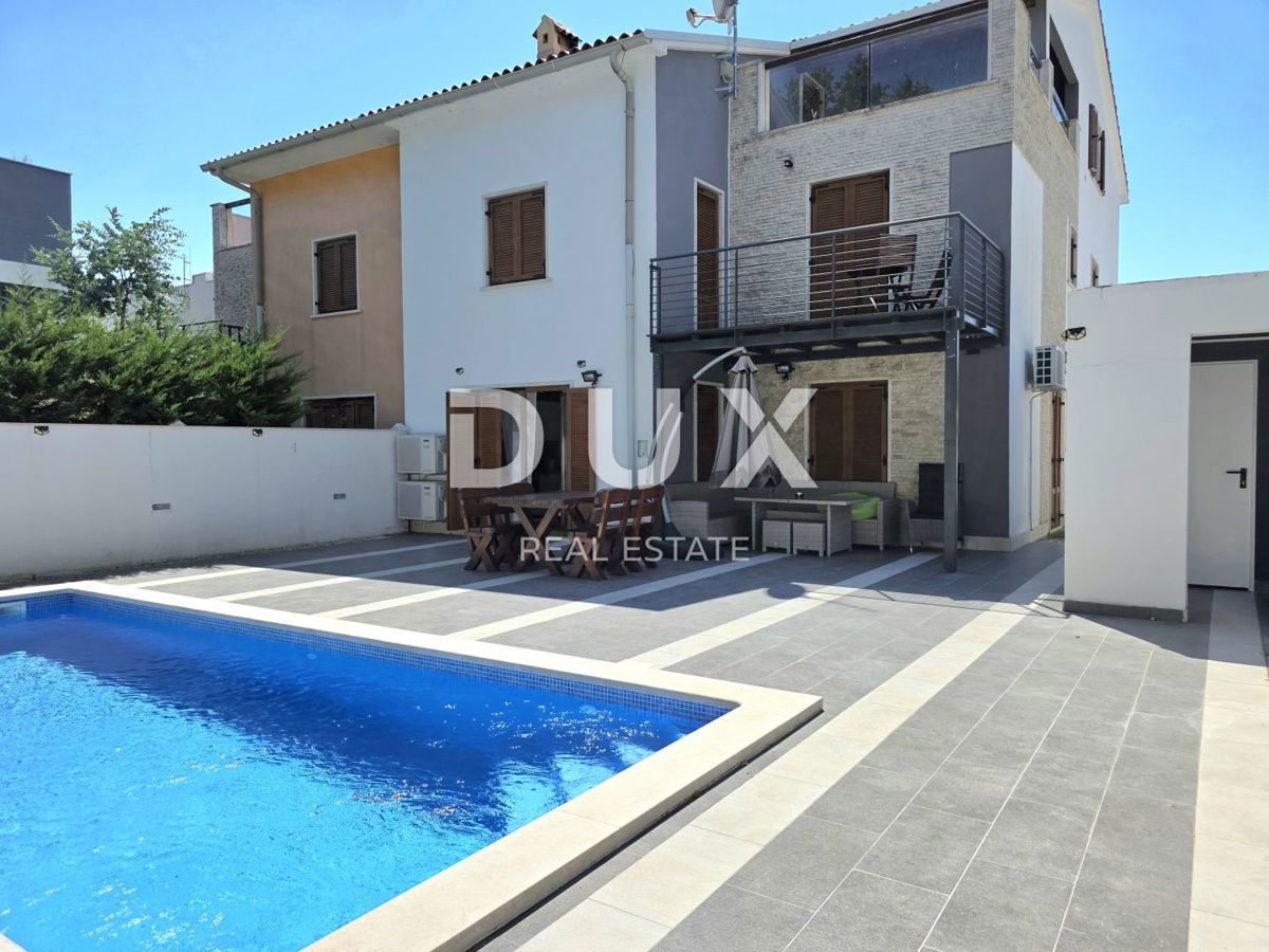 ISTRIA, VOLME - Casa bifamiliare con 4 camere da letto, piscina e giardino completamente recintato, a 300 metri dalle spiagge