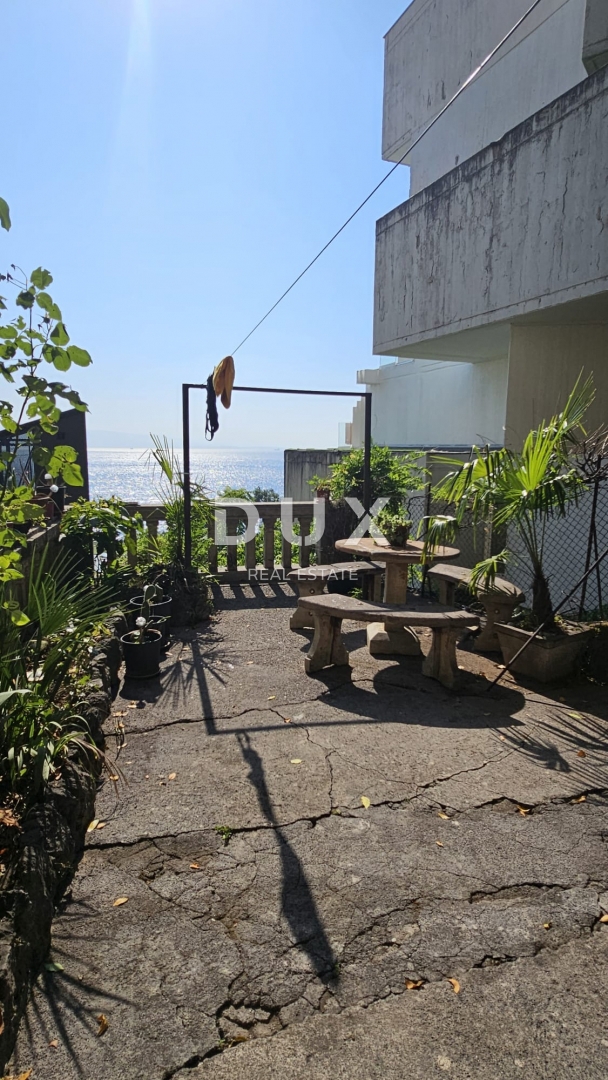 ABBAZIA - Spazioso appartamento con vista in una villa in stile Liberty con molto potenziale, 152 m2