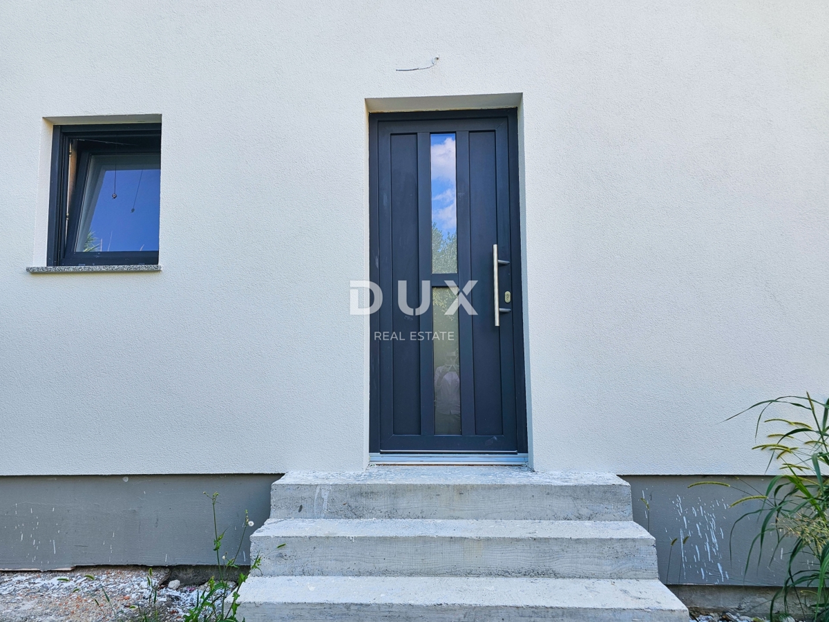 ISOLA DI RAB, BANJOL - Appartamento al piano terra con giardino e 2 posti auto, a SOLI 100 m dal mare!