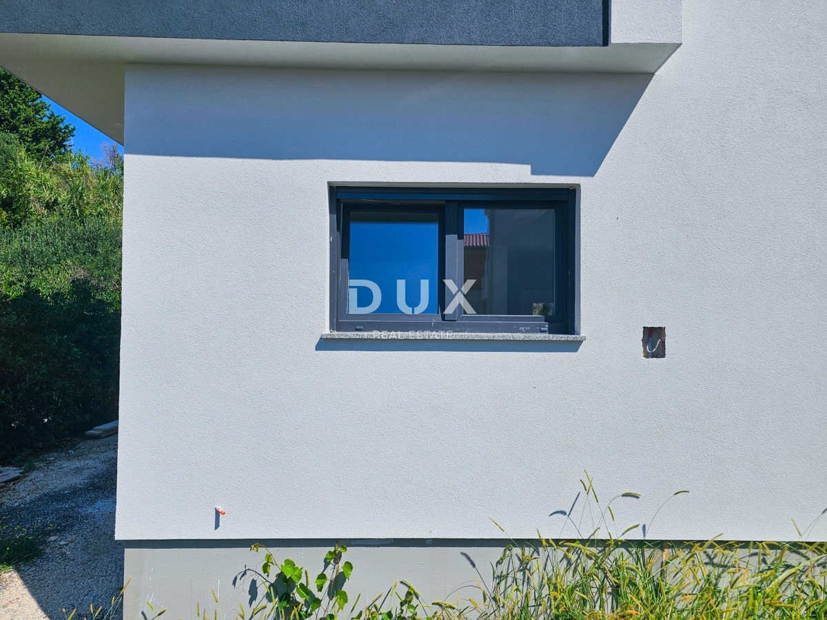 ISOLA DI RAB, BANJOL - Appartamento al piano terra con giardino e 2 posti auto, a SOLI 100 m dal mare!