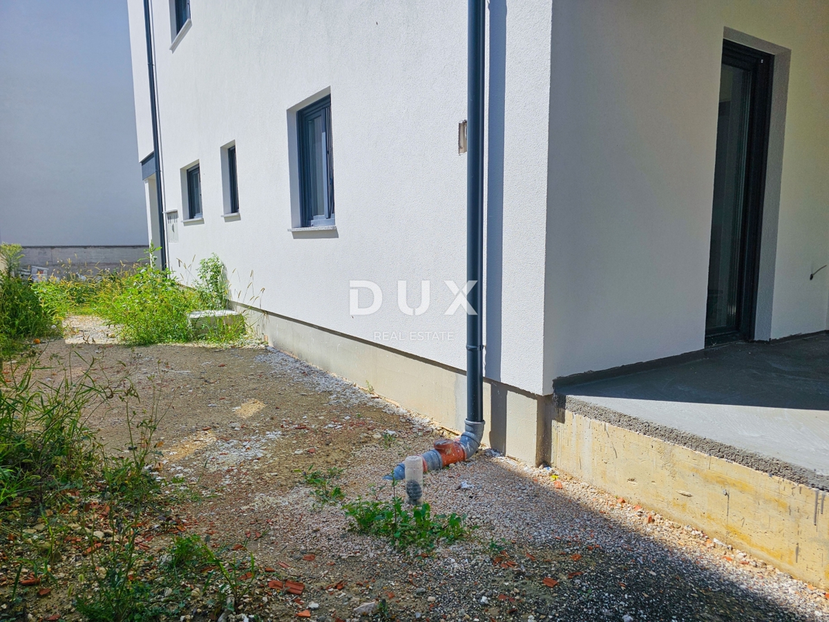 ISOLA DI RAB, BANJOL - Appartamento al piano terra con giardino e 2 posti auto, a SOLI 100 m dal mare!