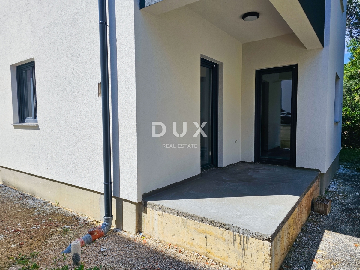 ISOLA DI RAB, BANJOL - Appartamento al piano terra con giardino e 2 posti auto, a SOLI 100 m dal mare!