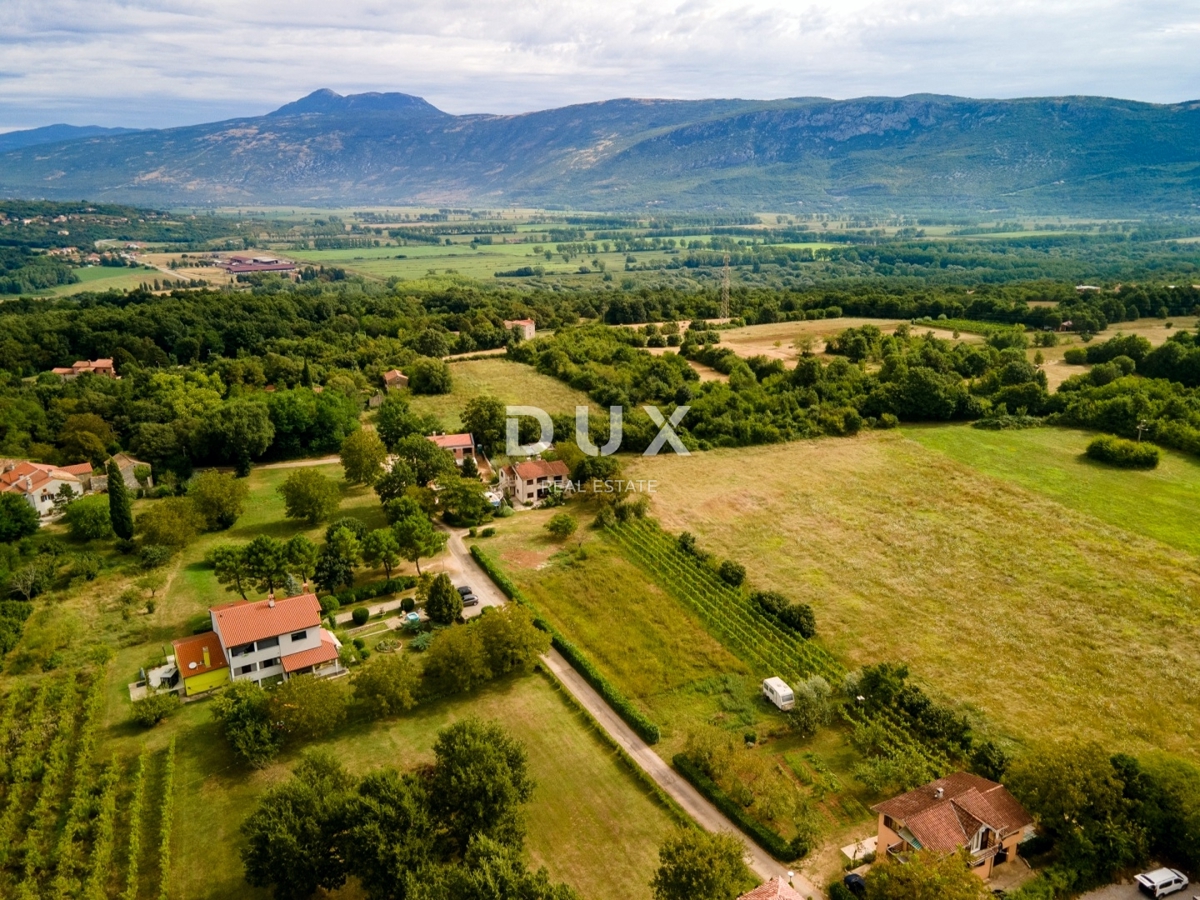 ISTRIA, LABIN - Quattro lotti edificabili con due permessi di costruzione