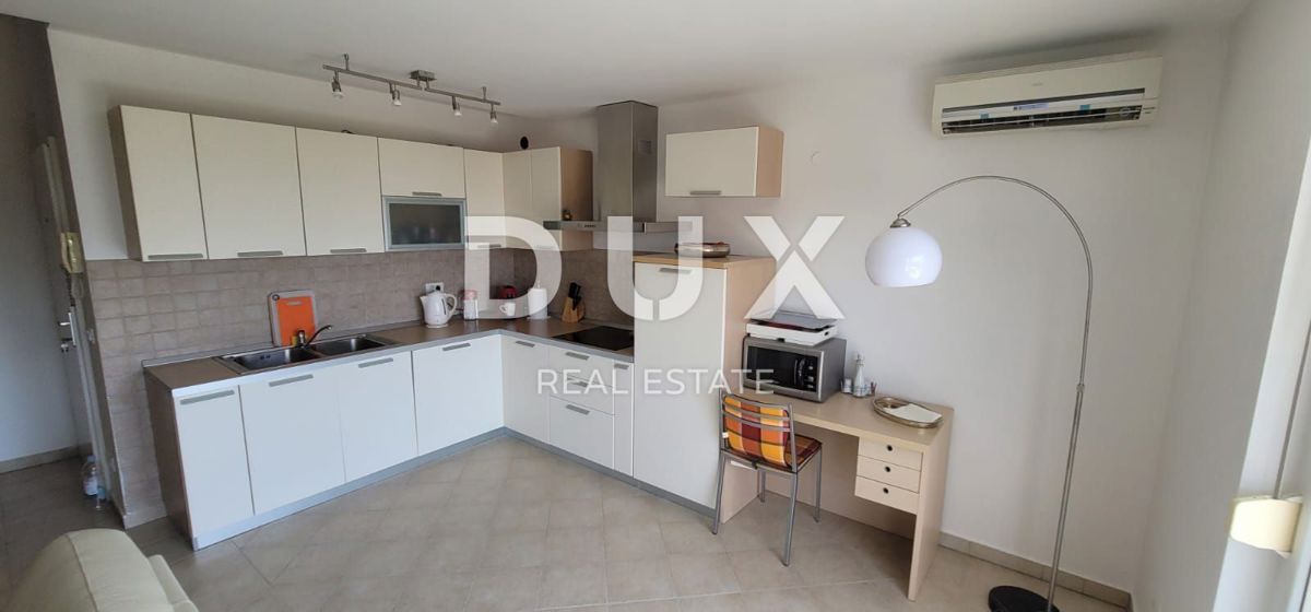 ISTRIA, UMAGO - Attico con vista mare, a 200 metri dalla spiaggia!