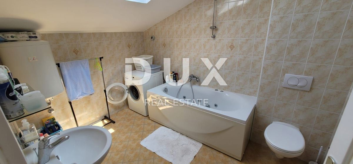 ISTRIA, UMAGO - Attico con vista mare, a 200 metri dalla spiaggia!