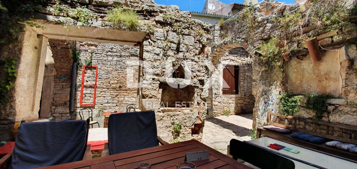 ISTRIA, BALE - Fiaba di pietra nel cuore della città, 5 appartamenti e uffici