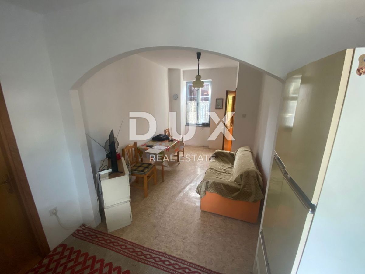 RIJEKA, ČAVLE - casa indipendente + 4.000 m2 di TERRENO EDIFICABILE! OCCASIONE!