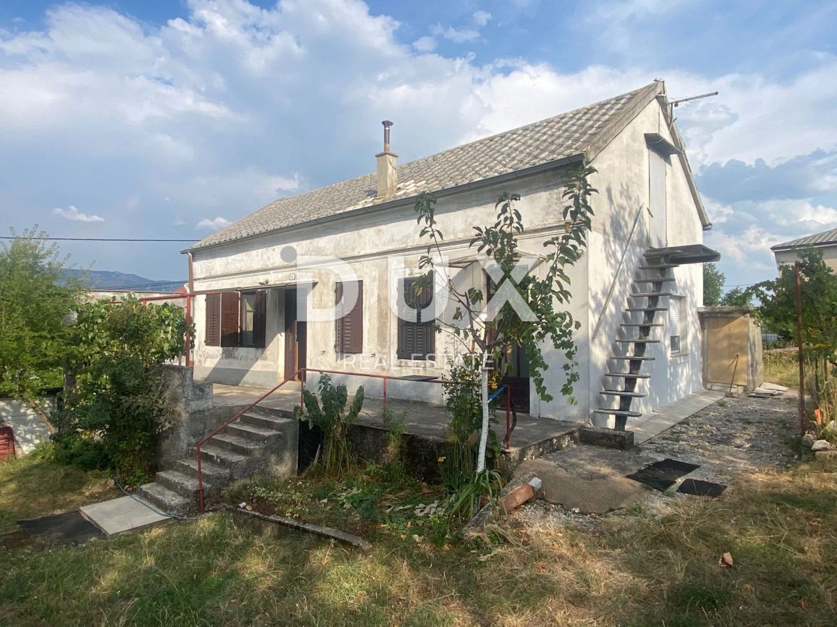 RIJEKA, ČAVLE - casa indipendente + 4.000 m2 di TERRENO EDIFICABILE! OCCASIONE!