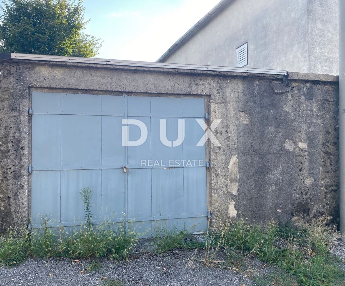 RIJEKA, ČAVLE - casa indipendente + 4.000 m2 di TERRENO EDIFICABILE! OCCASIONE!