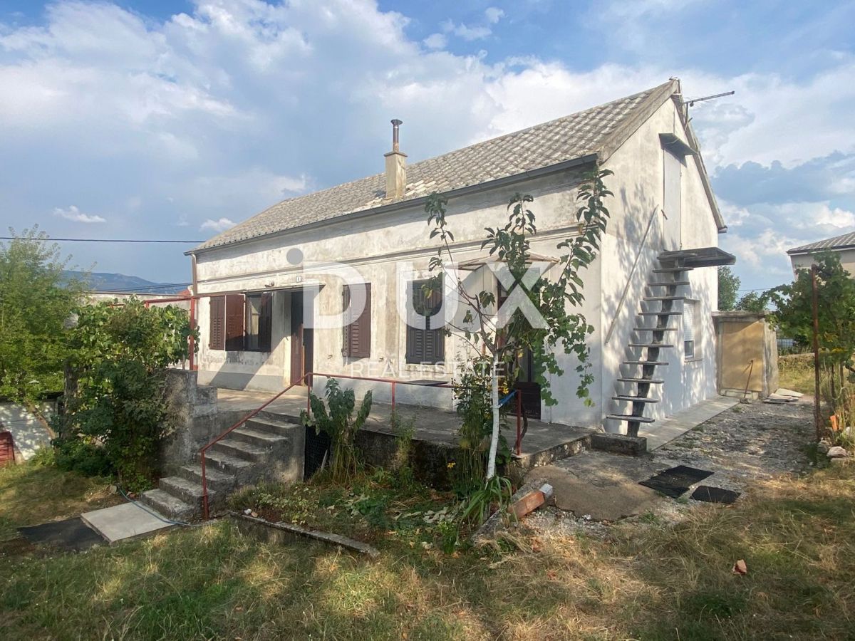 RIJEKA, ČAVLE - casa indipendente + 4.000 m2 di TERRENO EDIFICABILE! OCCASIONE!