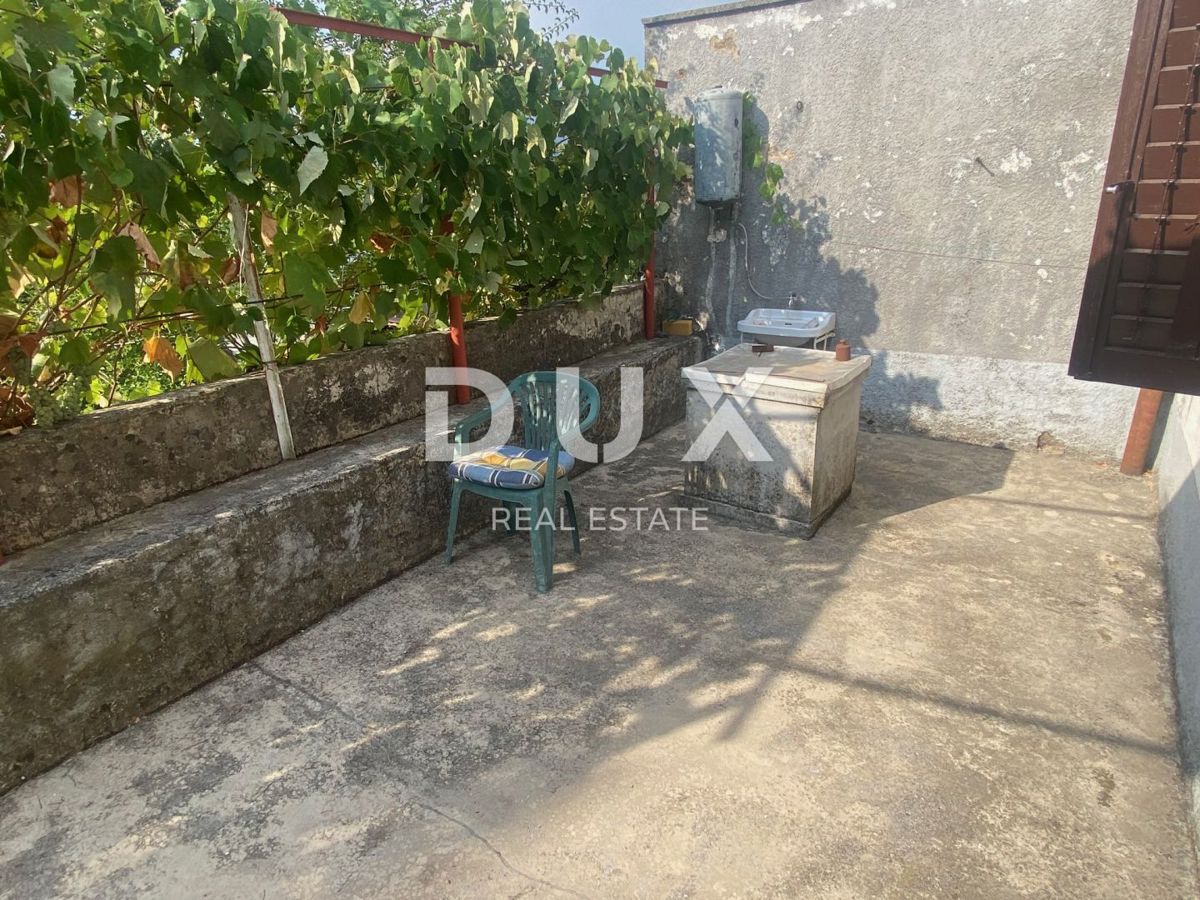 RIJEKA, ČAVLE - casa indipendente + 4.000 m2 di TERRENO EDIFICABILE! OCCASIONE!