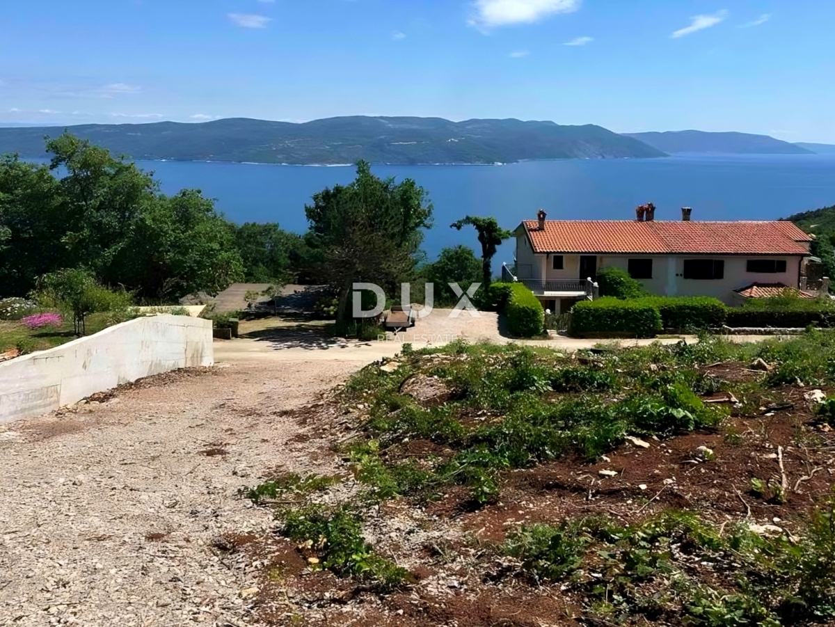 ISTRIA, RABAC - Due lotti di terreno con permessi di costruzione e vista mare