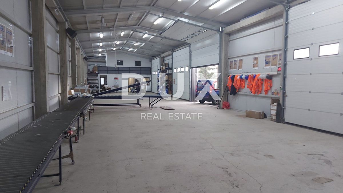 RIJEKA, ČAVLE - fabbricato agricolo di 380 m2, su terreno edificabile di 3763 m2