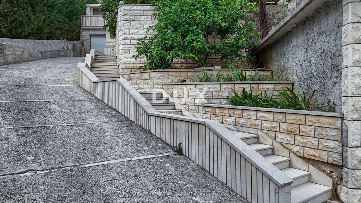 ISOLA DI BRAČ, SUMARTIN - Casa in pietra con garage, seconda fila al mare