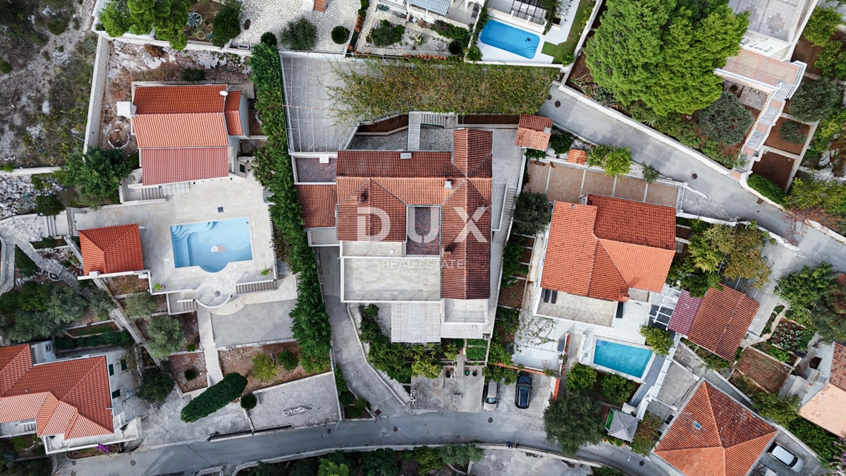 ISOLA DI BRAČ, SUMARTIN - Casa in pietra con garage, seconda fila al mare