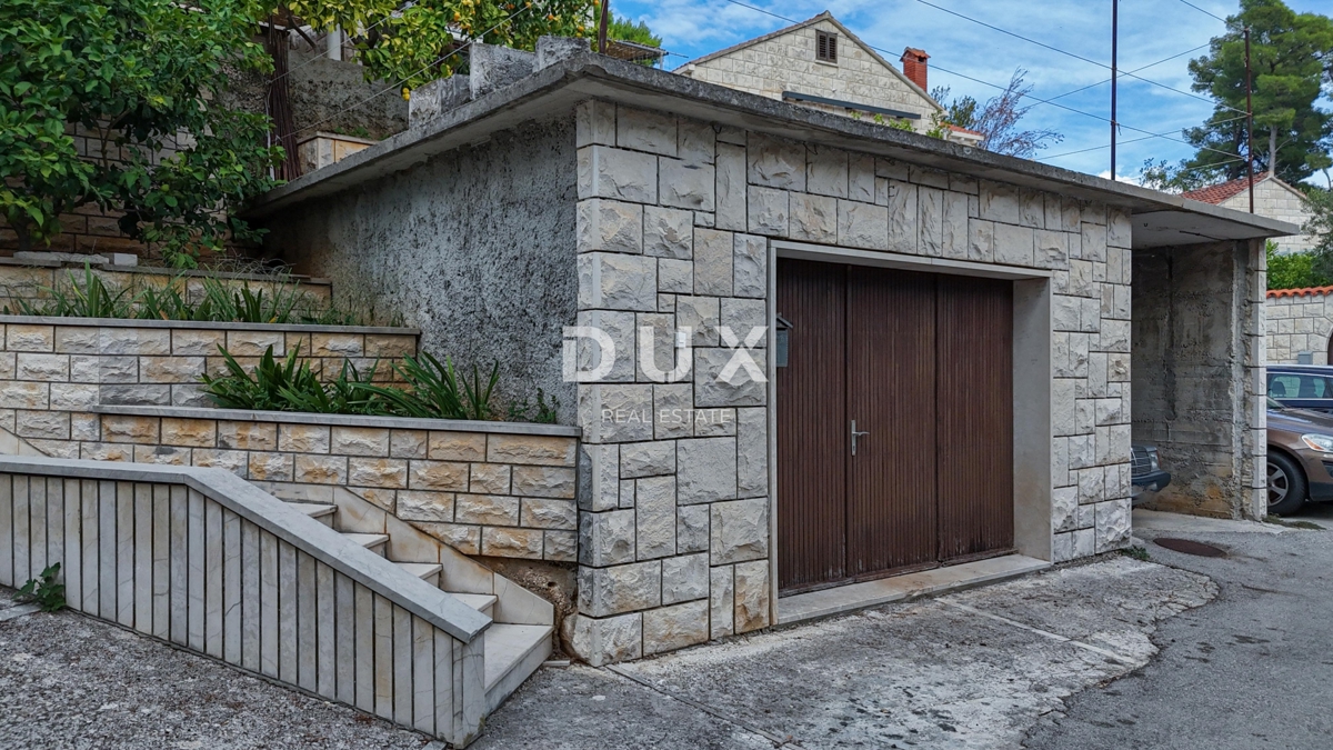 ISOLA DI BRAČ, SUMARTIN - Casa in pietra con garage, seconda fila al mare