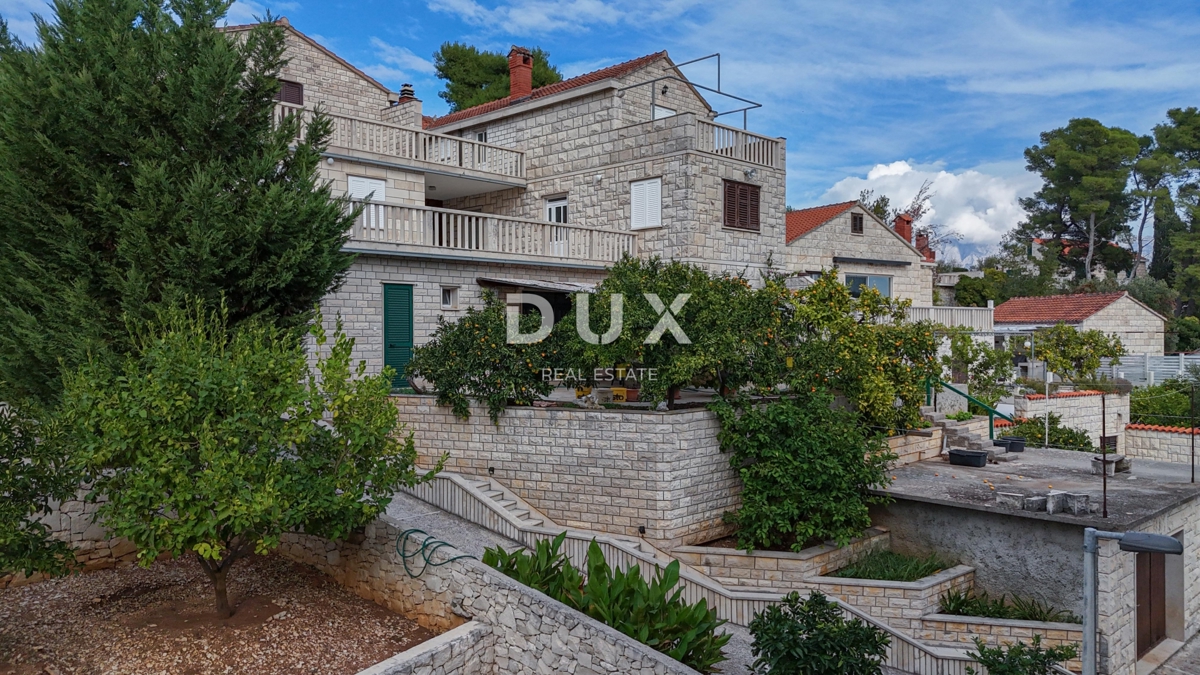 ISOLA DI BRAČ, SUMARTIN - Casa in pietra con garage, seconda fila al mare