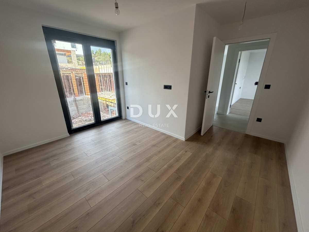 SEBENICO, VODICE - Casa bifamiliare con piscina e vista panoramica sul mare