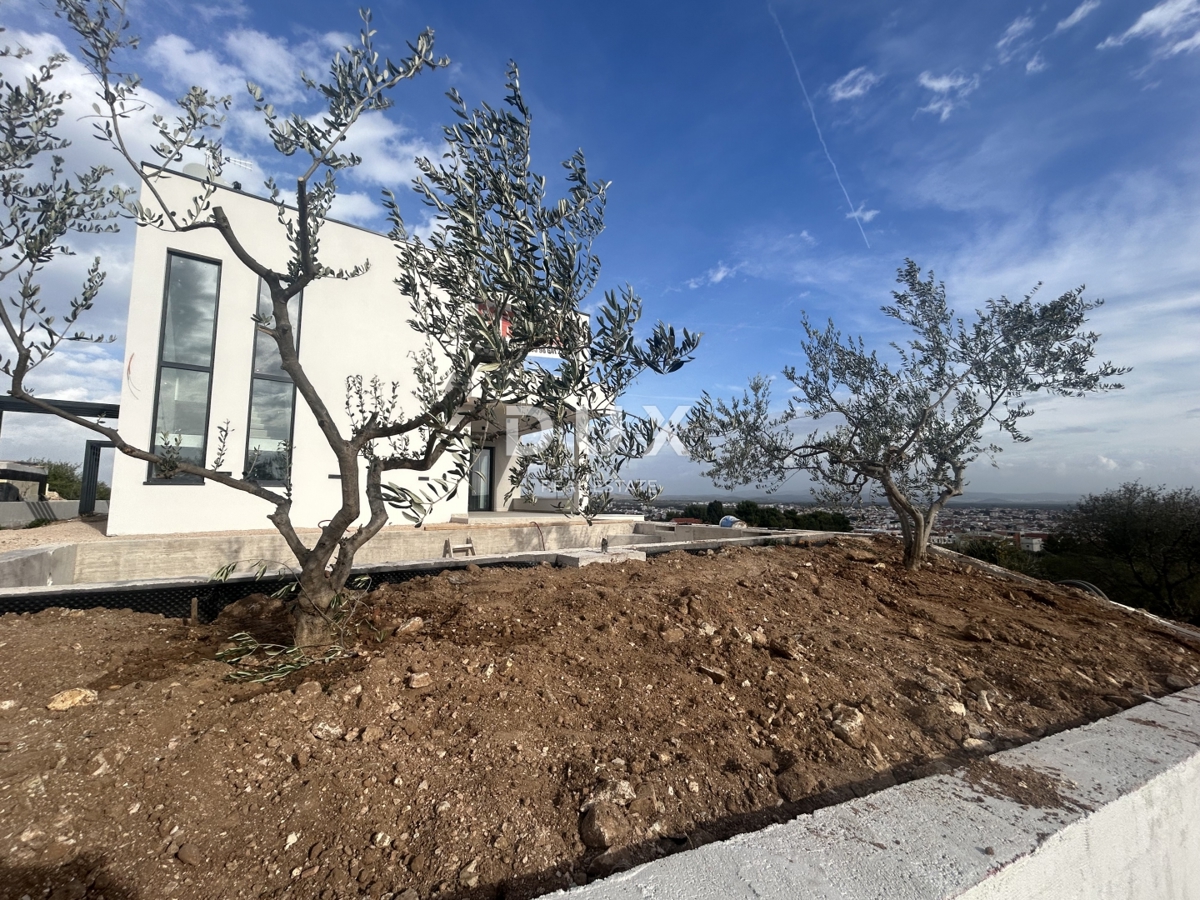 SEBENICO, VODICE - Casa bifamiliare con piscina e vista panoramica sul mare