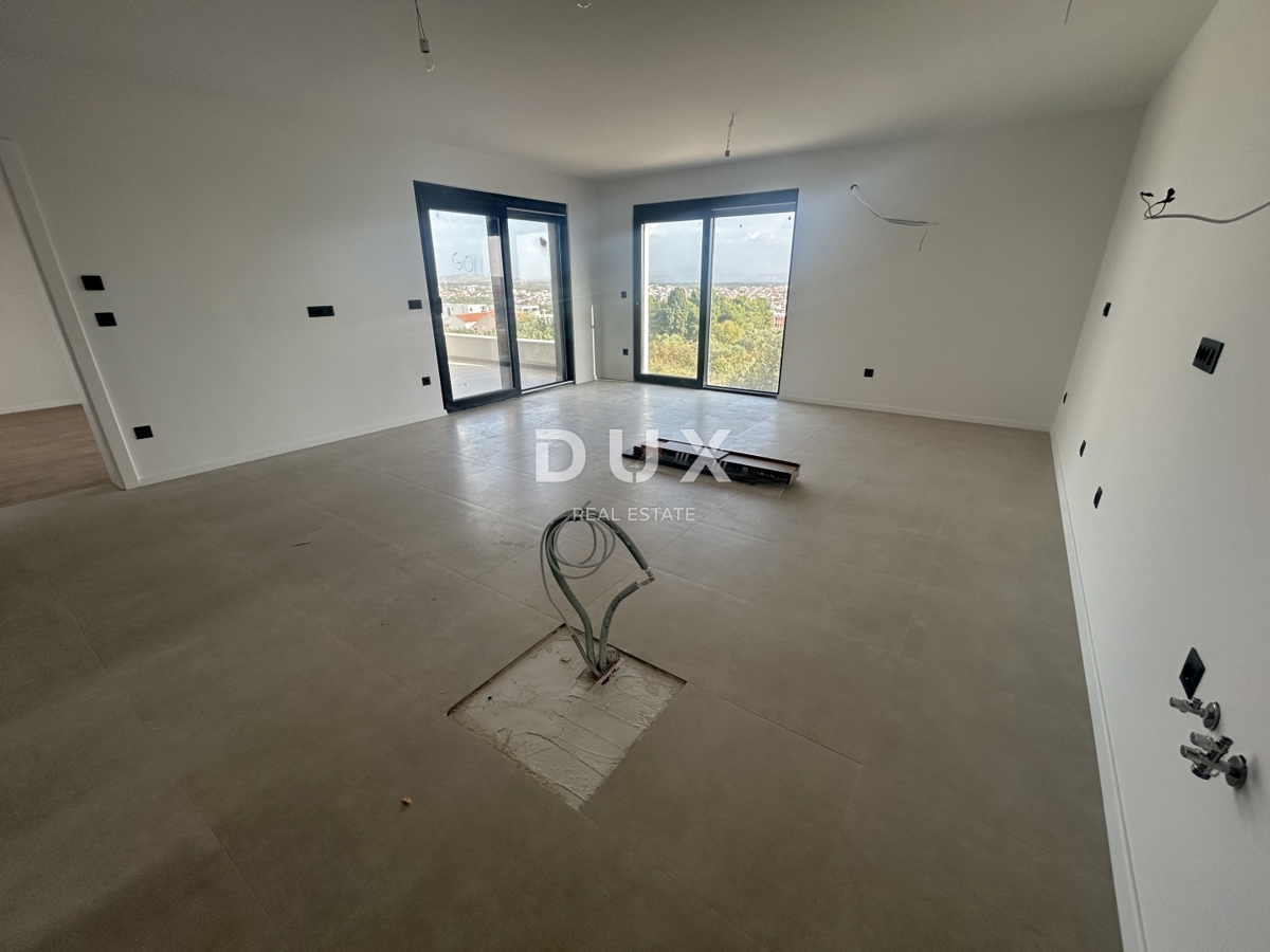 SEBENICO, VODICE - Casa bifamiliare con piscina e vista panoramica sul mare