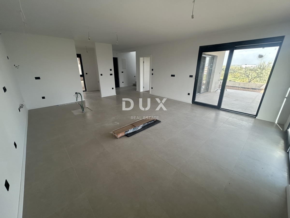 SEBENICO, VODICE - Casa bifamiliare con piscina e vista panoramica sul mare