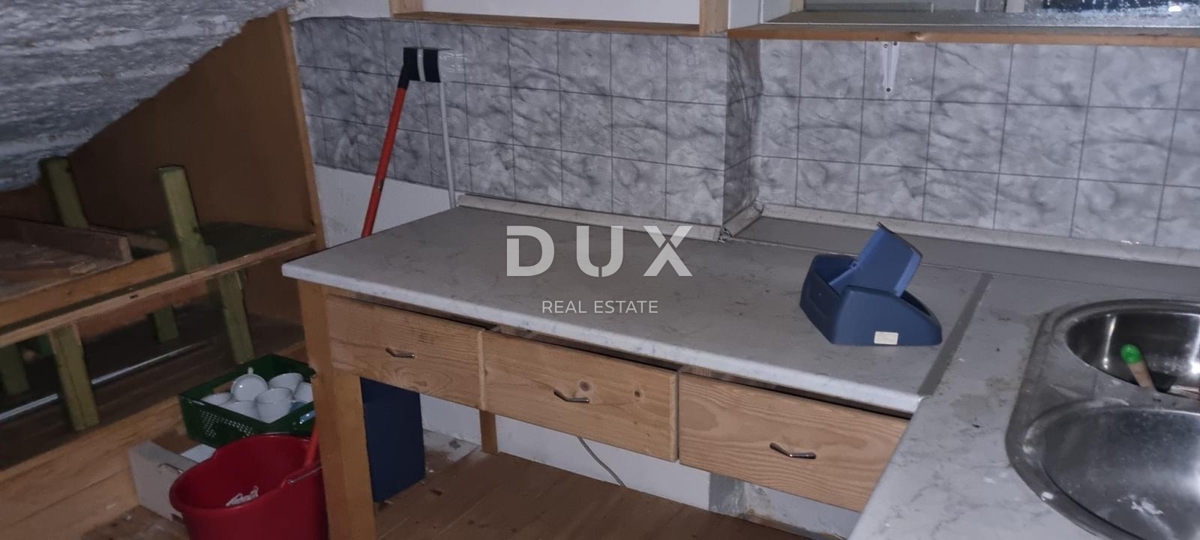 RIJEKA, SUŠAK - locale commerciale con ampia vetrina, ottima posizione 52 m2