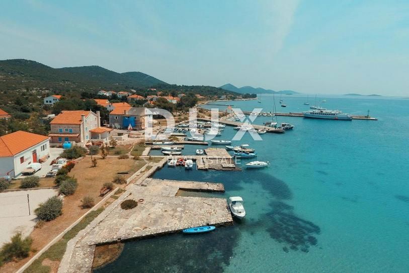 ISOLA DI IST - Terreno edificabile con strada privata per la spiaggia! Pace, tranquillità, natura...! 734 m2!