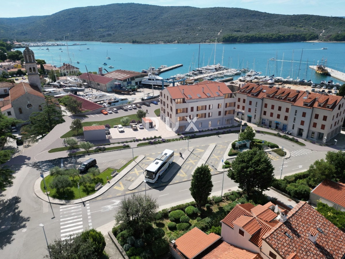 ISOLA DI CHERSO, CITTÀ DI CHERSO - splendido edificio nuovo in posizione privilegiata, proprio nel centro, a 50 metri dal mare