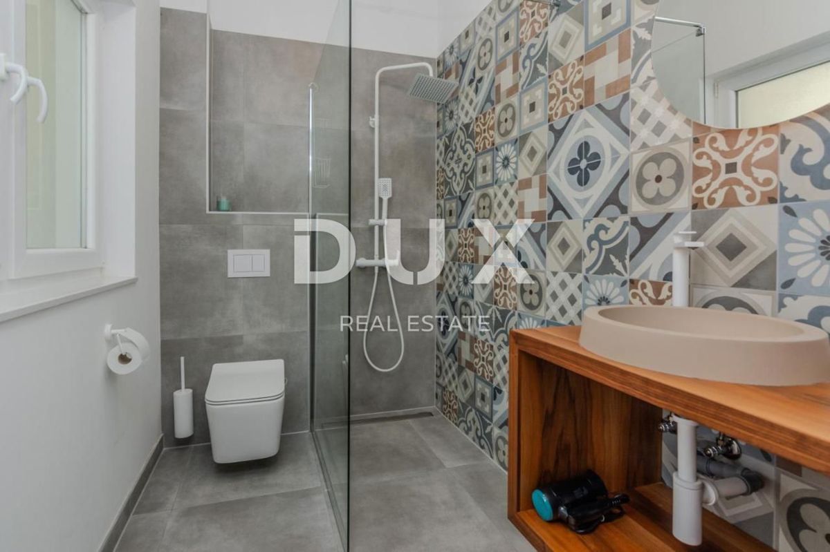 ZADAR, ZATON - Moderna casa a schiera in prima fila al mare A