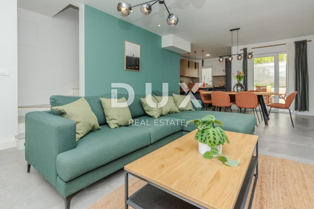 ZADAR, ZATON - Moderna casa a schiera in prima fila al mare A