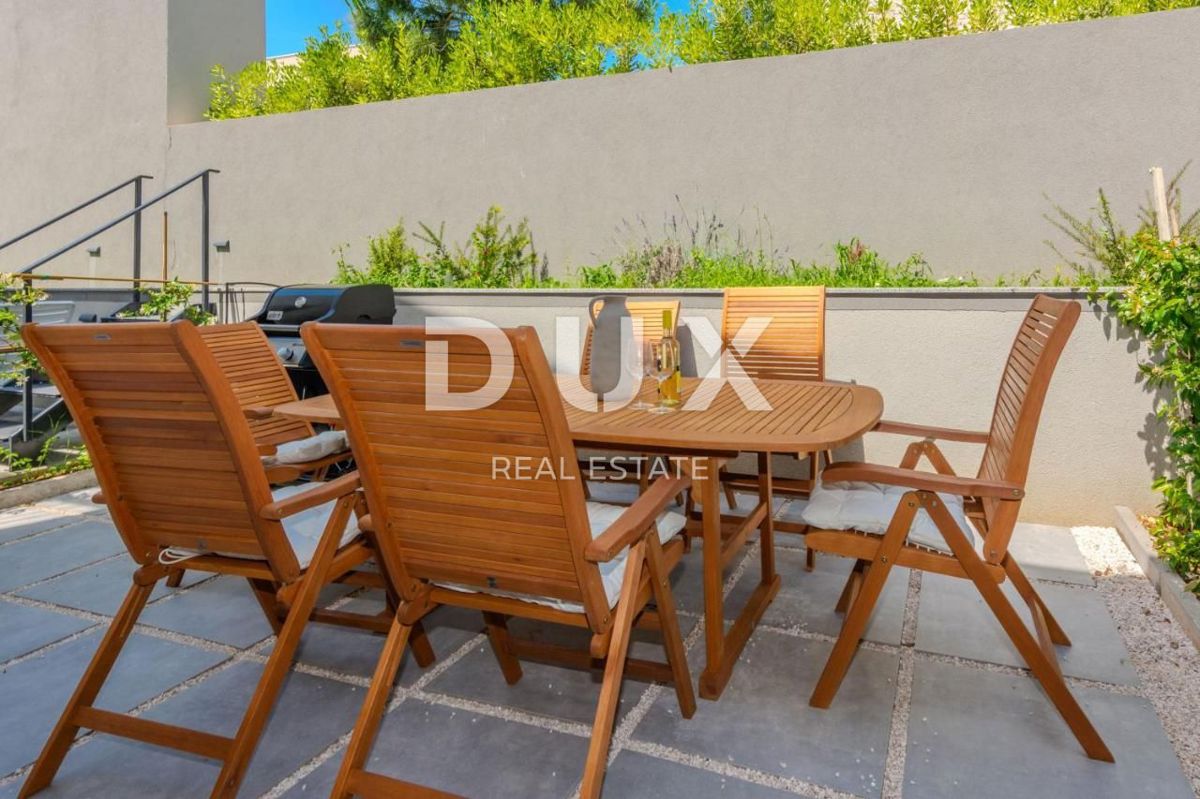 ZADAR, ZATON - Moderna casa a schiera in prima fila al mare A