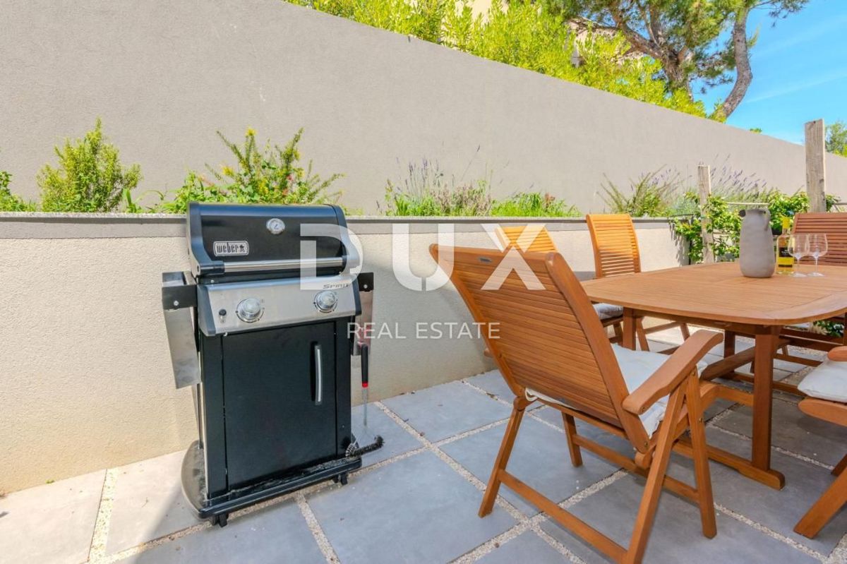 ZADAR, ZATON - Moderna casa a schiera in prima fila al mare A